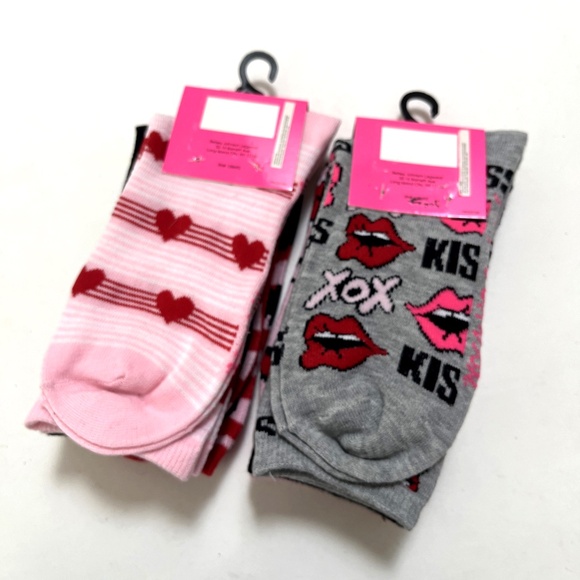 Betsey Johnson 6 Pairs Crew Socks  Hearts Lips Love Theme Striped Pink Gift Set - Picture 3 of 4